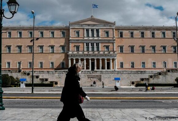 Κορωνοϊός: «Άλμα» στα 667 κρούσματα, οκτώ θάνατοι