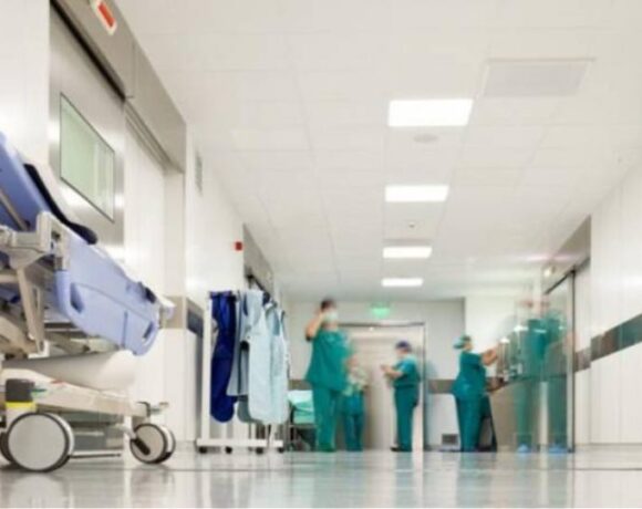 Κορωνοϊός: Ένα βήμα πιο κοντά σε νέα μέτρα μετά το αρνητικό ρεκόρ κρουσμάτων – Μπαράζ συσκέψεων