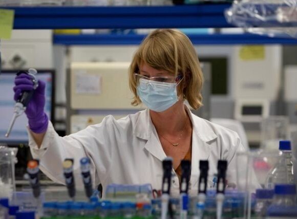 Κορωνοϊός: Πέθανε εθελοντής που συμμετείχε στη δοκιμή του εμβολίου της Astrazeneca