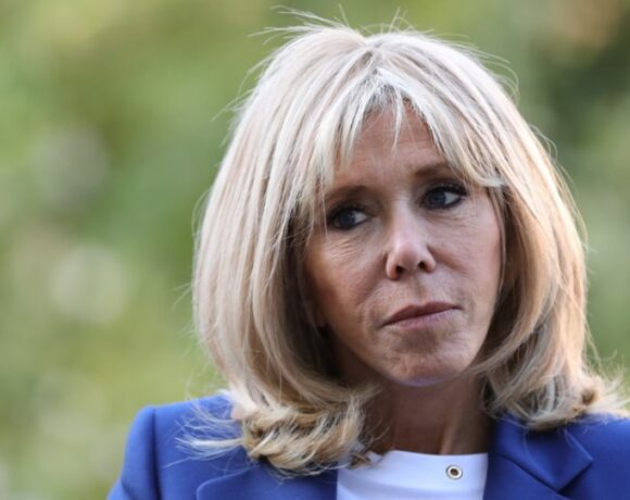 Μπριζίτ Μακρόν: Σε καραντίνα έπειτα από επαφή με κρούσμα κορωνοϊού