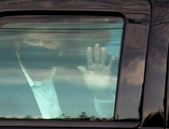 Ντόναλντ Τραμπ: Βγήκε από το νοσοκομείο για… βόλτα