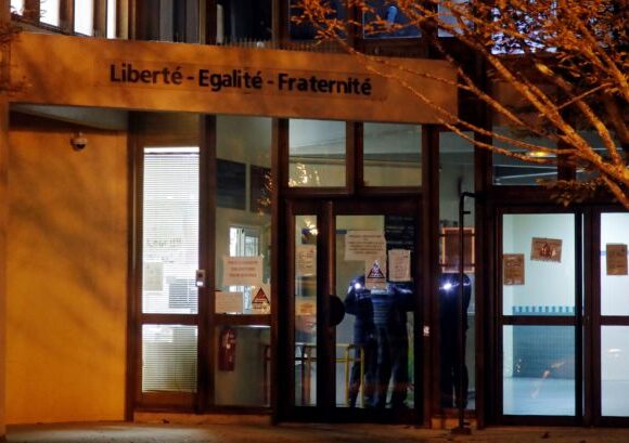 Προφυλακίστηκαν 3 άτομα και ανήλικος για τη σφαγή του καθηγητή στο Παρίσι