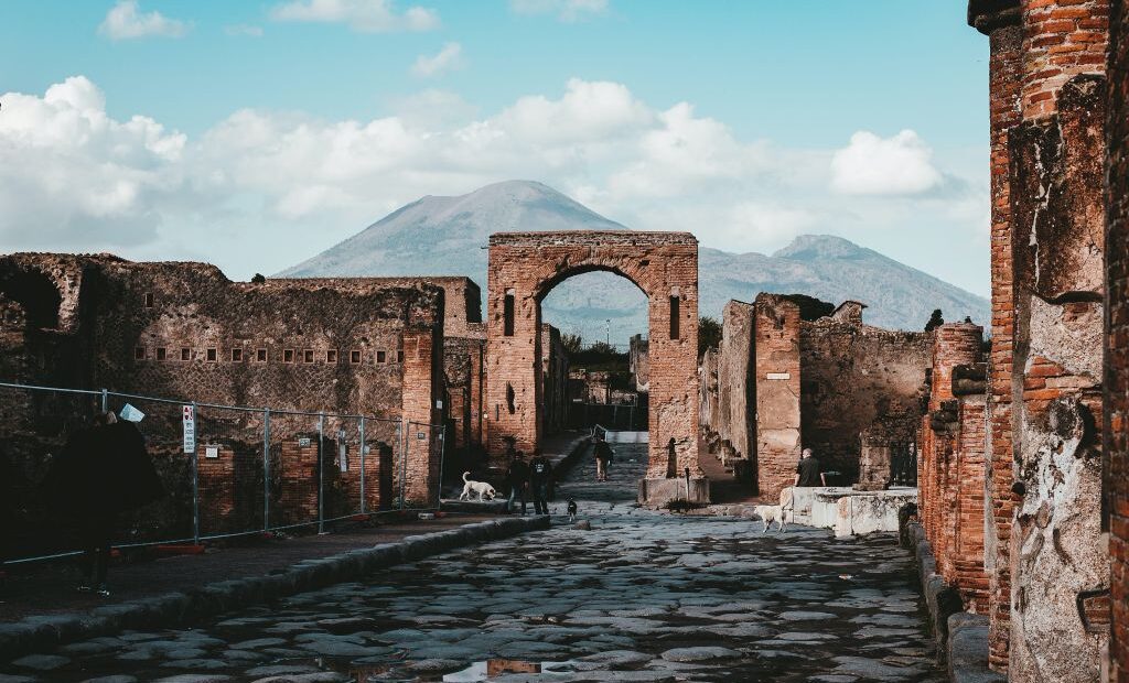 Συνέβη και αυτό: Τουρίστρια επέστρεψε κλοπιμαία από την Πομπηία επειδή ήταν… καταραμένα