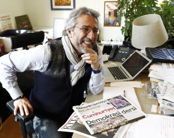 Τουρκία : Οι εισαγγελείς ζητούν κάθειρξη 35 ετών για τον δημοσιογράφο Τζαν Ντουντάρ