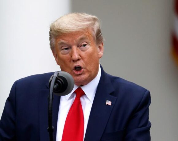 Τραμπ : Κατηγορεί τον Μπάιντεν ότι θα ακυρώσει τα Χριστούγεννα αν εκλεγεί