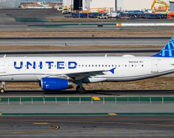 Τσουνάμι απολύσεων σε United και American Airlines: Στην έξοδο 32