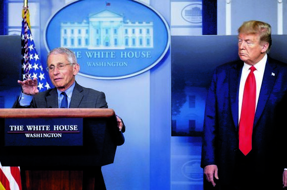 Φάουτσι για βόλτα Τραμπ έξω από το νοσοκομείο: Η σιωπή μου προς… απάντησή του