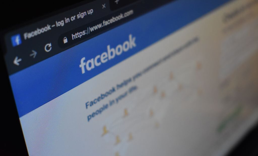 Facebook : «Κόβει» τις αναρτήσεις των αρνητών του Ολοκαυτώματος