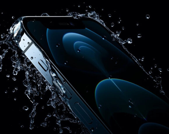 Iphone 12: Το πρώτο τεστ για την αντοχή του στο νερό [Βίντεο]