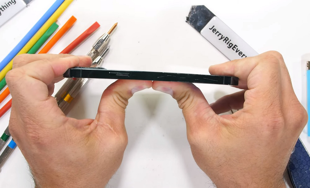 Iphone 12 Pro: Περνάει από τα Test του Jerryrigeverything με εντυπωσιακά αποτελέσματα