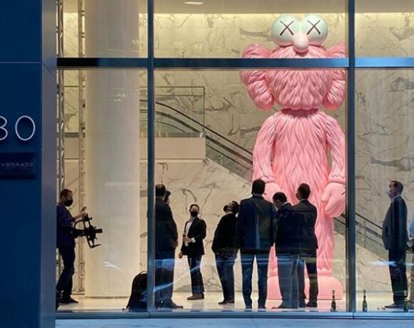 Kaws: Τα πιο αναγνωρίσιμα έργα του αμερικανού καλλιτέχνη σε μια έκδοση