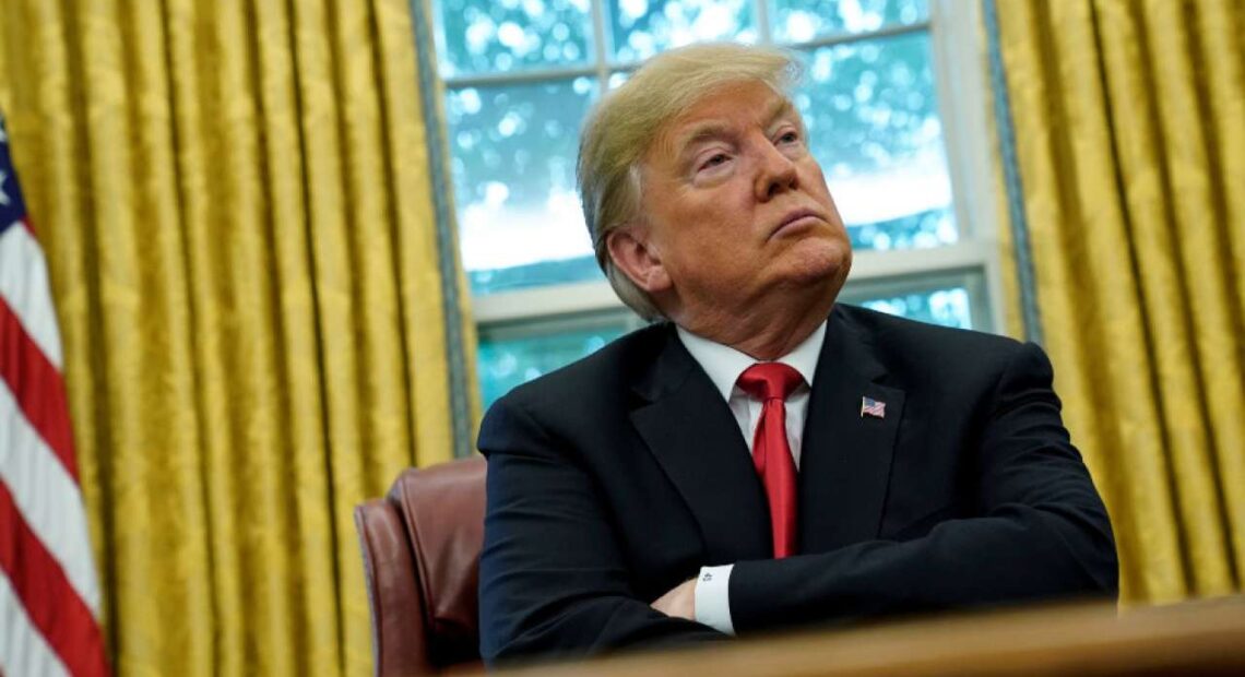 Politico: Αντιμέτωπο με απολύσεις, κλητεύσεις και… τον κορωνοϊό το προσωπικό του Λευκού Οίκου