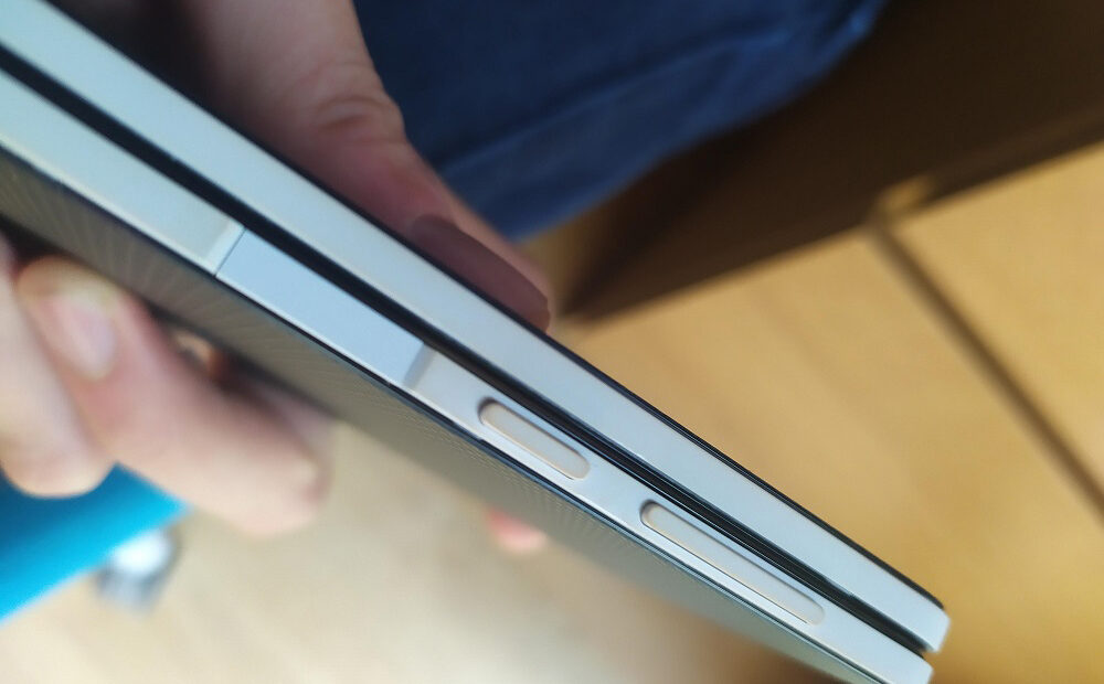 Surface Duo: Νέο πρόβλημα για τους χρήστες, κιτρινίζει το πλαστικό Frame