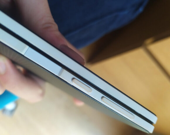 Surface Duo: Νέο πρόβλημα για τους χρήστες, κιτρινίζει το πλαστικό Frame
