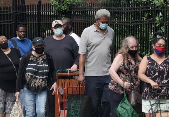 Βρετανία : Οι «νεόπτωχοι» του κοροναϊού καταφεύγουν στις τράπεζες τροφίμων