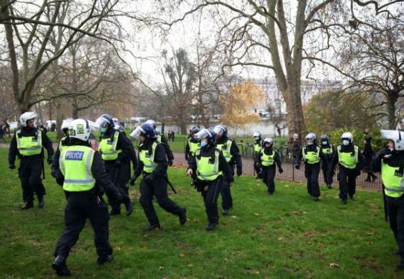 Βρετανία : Πάνω από 60 συλλήψεις στο Λονδίνο σε διαδήλωση για τα περιοριστικά μέτρα