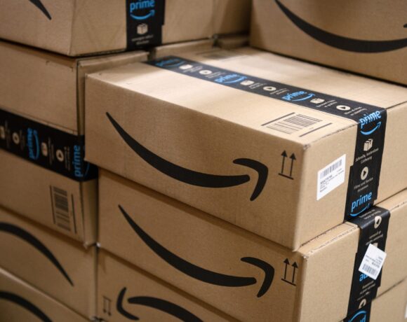 Γαλλία: Η Amazon υποκύπτει στις πιέσεις για αναβολή των εκπτώσεων της Black Friday