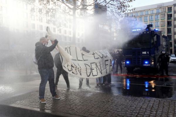 Γερμανία – Κοροναϊός : Διαδηλώσεις κατά της χρήσης μάσκας και των περιοριστικών μέτρων