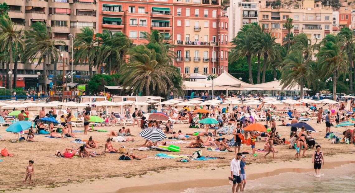 «Εισβολή» τουριστών στα σχετικά αλώβητα Κανάρια