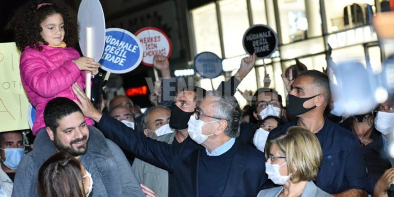 Κατεχόμενα : Διαδήλωση χιλιάδων Τουρκοκυπρίων κατά του Ερντογάν με συμμετοχή Ακιντζί (εικόνες)