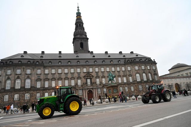 Κοροναϊός – Δανία : Διαμαρτυρία εκτροφέων βιζόν με τρακτέρ στους δρόμους της Κοπεγχάγης