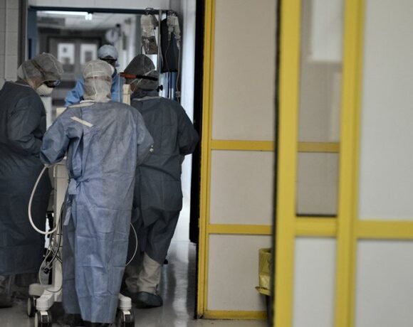 Κορωνοϊός: Νέο ρεκόρ με 35 θανάτους και 228 διασωληνωμένους – 1