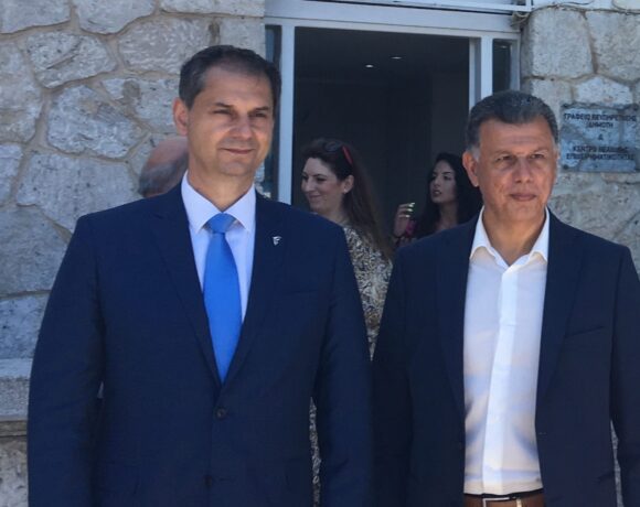 Κορωνοϊός: Σε καραντίνα Θεοχάρης και Kόνσολας