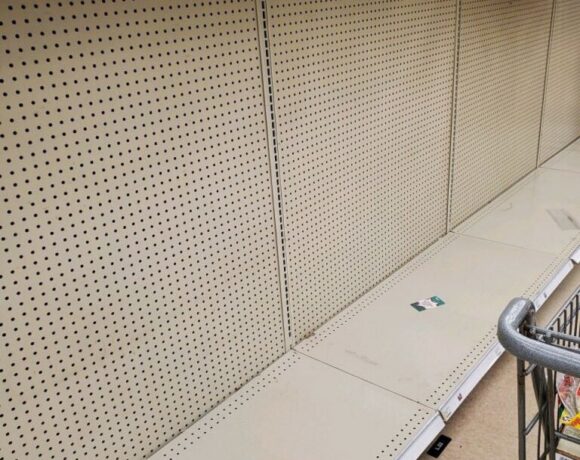 Πανικός στις ΗΠΑ : Αδειάζουν τα ράφια των καταστημάτων μπρος στην επέλαση του κοροναϊού