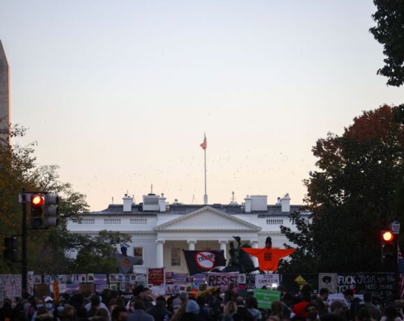 Προεδρικές εκλογές ΗΠΑ : Διαδήλωση κατά του Τραμπ κοντά στον Λευκό Οίκο