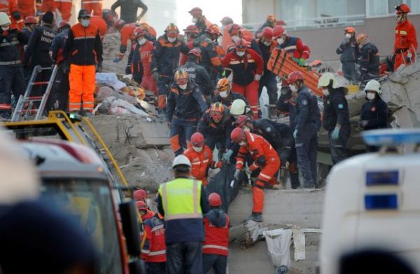 Σεισμός – Σμύρνη : Η συγκλονιστική στιγμή που 70χρονος ανασύρεται ζωντανός