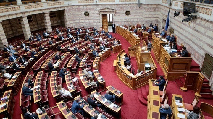 Στην Βουλή το νομοσχέδιο για την μείωση των ασφαλιστικών εισφορών