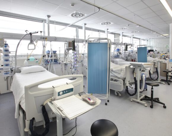 Τριακόσιοι μόνιμοι γιατροί στις Μονάδες Εντατικής Θεραπείας των Νοσοκομείων