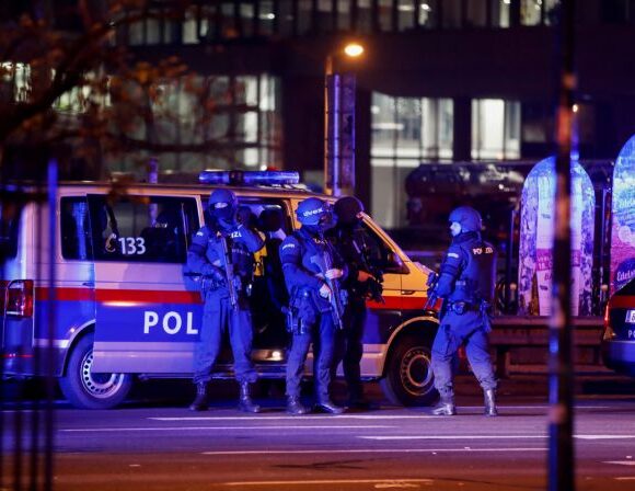 Τρομοκράτες αιματοκύλισαν το κέντρο της Βιέννης : Τουλάχιστον 2 νεκροί και πολλοί τραυματίες