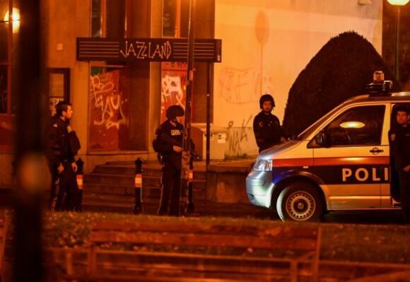 Τρομοκρατική επίθεση στη Βιέννη: Οπαδός του Isis ένας από τους δράστες – Τουλάχιστον τέσσερις οι νεκροί