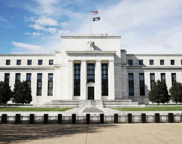 Fed: Διατήρησε αμετάβλητα τα επιτόκια, επανέλαβε τη δέσμευσή της για στήριξη της ανάπτυξης