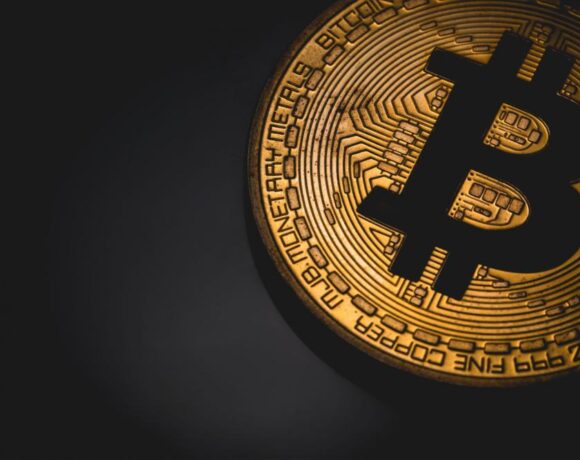 Bitcoin: Για πρώτη φορά ξεπέρασε τα 23