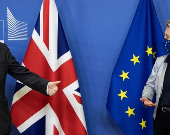 Brexit: Ο Μπόρις Τζόνσον υπέγραψε την εμπορική συμφωνία