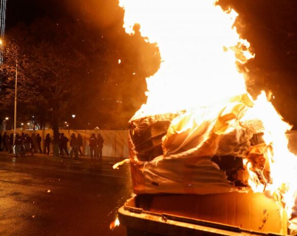 Αλβανία : Δεύτερη μέρα οργής για τη δολοφονία 25χρονου από αστυνομικό – Παραίτηση υπουργού