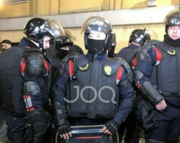 Αλβανία : Με τουρκικό εθνόσημο και γραφή οι στολές των αστυνομικών στις διαδηλώσεις