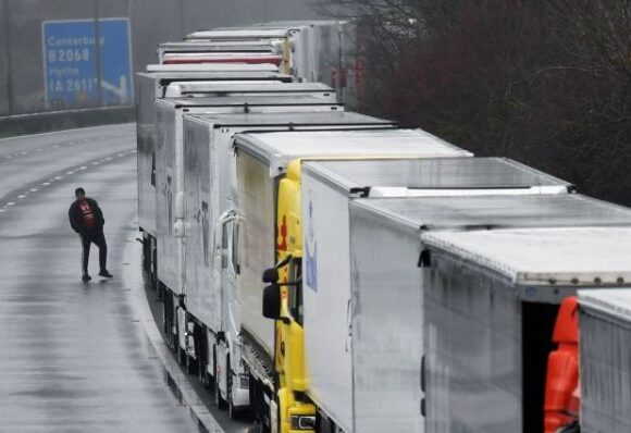 Βρετανία : Ατέλειωτες ουρές φορτηγών στο Ντόβερ – Οργισμένοι οι οδηγοί