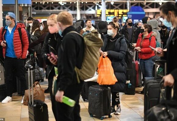 Βρετανία : Εγκαταλείπουν άρον – άρον το Λονδίνο με αεροπλάνα, τρένα, αυτοκίνητα – Μαζική φυγή λόγω Lockdown