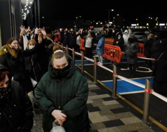 Βρετανία: Συνωστισμός έξω από καταστήματα