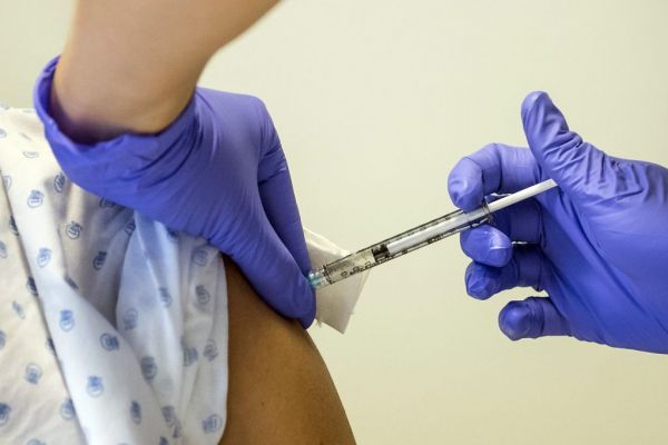 Βρετανία : Φοβούνται για «ταυτότητες Covid» στην μαύρη αγορά
