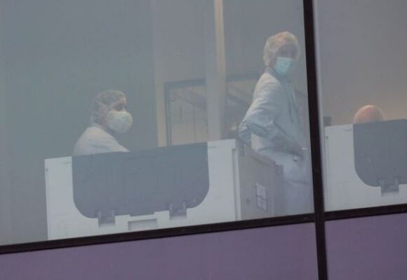 Εμβόλιο κοροναϊού : Παραδόθηκε η πρώτη παρτίδα στη Βρετανία – Φυλάσσονται σε μυστική τοποθεσία