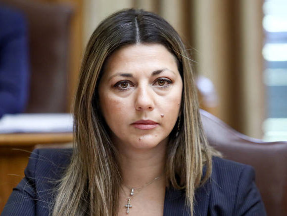 Ζαχαράκη: Πρόθεσή μας να ανοίξουν τα σχολεία στις 8/1 – Τι θα γίνει με γυμνάσια και λύκεια