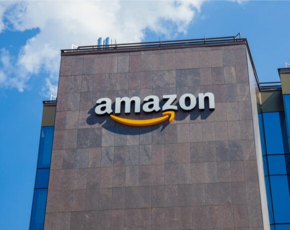 Η Amazon σχεδιάζει να εγκαταστήσει κέντρο Logistics στην Ελλάδα;