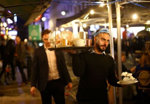 Κοροναϊός : «Πόλεμος» κυβέρνησης – επιστημόνων στη Βρετανία για την άρση των μέτρων στις γιορτές