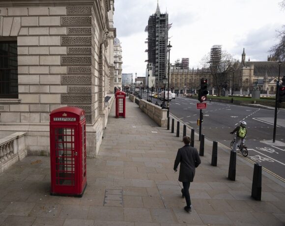 Κορωνοϊός: 56% πιο μολυσματικό το νέο στέλεχος της μετάλλαξης προειδοποιούν οι Βρετανοί