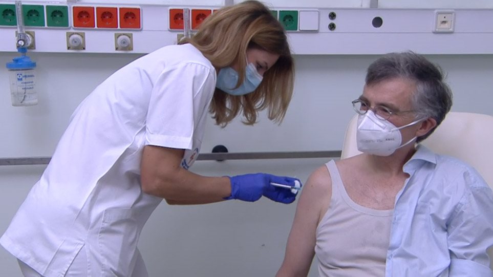 Κορωνοϊός: Εμβολιάστηκε και ο Σωτήρης Τσιόδρας
