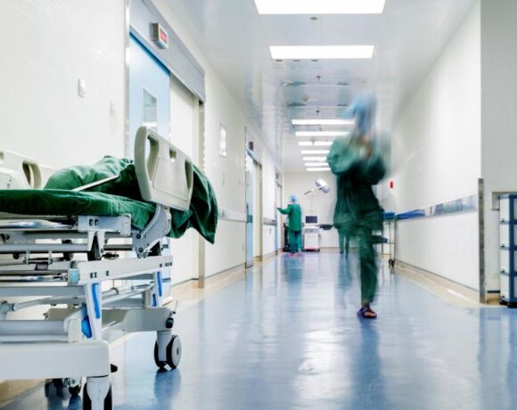 Κορωνοϊός: Στα 693 τα κρούσματα – 552 οι διασωληνωμένοι